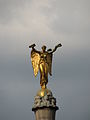 La statue situé au sommet de la colonne de la Place du Châtelet