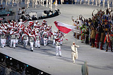 Photographie de l'entrée de la délégation polonaise lors de la cérémonie d'ouverture.