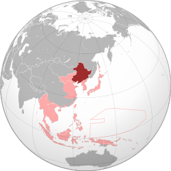 Mantšukuo tummanpunaisella, Japanin keisarikunta vaaleanpunaisella.