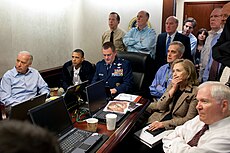 הנשיא ברק אובמה ובכירי הממשל ומערכת הביטחון האמריקאים עוקבים אחרי המבצע להריגתו של אוסאמה בן לאדן, 1 במאי 2011