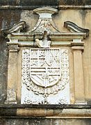 Escudo de Carlos II sobre la fachada exterior