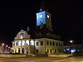 Le bâtiment du conseil municipal, la nuit.