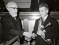 Ceaușescu riceve lo scettro presidenziale dal Presidente della Grande Assemblea (1974)