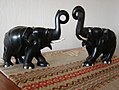 Eebenistä tehtyjä elefantteja.