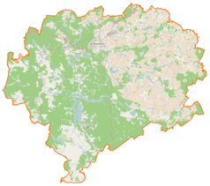 Mapa konturowa powiatu kościerskiego, blisko centrum na lewo znajduje się punkt z opisem „Wdzydzki Park Krajobrazowy”