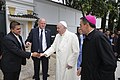 Papa Francesco, indossante la greca, saluta un membro del personale della Polizia di Stato della Colombia. Si noti il vescovo che indossa anch'egli la greca di colore nero