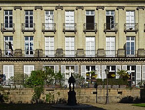 Immeubles du cours Cambronne avec une fontaine de Wallace en silhouette - Nantes