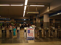 De toegangspoortjes van het metrostation