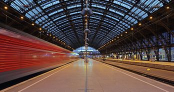 Interior da Estação Central de Colônia (Köln Hauptbahnhof), Alemanha. (definição 5 646 × 2 981)