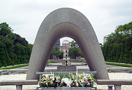 Spomenik miru v Hirošimi kenotaf in kupola atomske bombe v spomin na žrtve atomskega bombardiranja 6. avgusta 1945