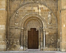 Puerta del Perdón en la fachada sur de San Isidoro de León