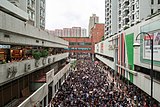 Десятки тисяч людей в центрі Ша Тінь поблизу ТЦ «New Town Plaza», 14 липня.