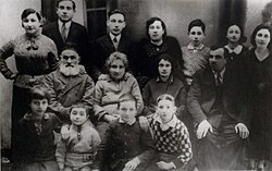 پرز، ایستاده، سومین نفر از راست. ۱۹۳۰ میلادی
