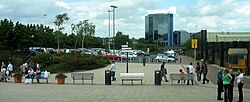 Centro da cidade visto da extremidade ocidental da Telford Shopping Centre, com o edifício azul da Telford Plaza no horizonte