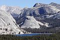 Yosemite Ulusal Parkı'nda Tenaya Gölü ve Pywiack Kubbe Dağı