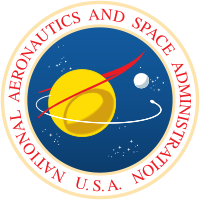 Bola biru dengan bintang, planet kuning dengan bulan putih; tanda pangkat merah melambangkan sayap, dan pesawat ruang angkasa yang mengorbit; dikelilingi oleh perbatasan putih dengan "NATIONAL AERONAUTICS AND SPACE ADMINISTRATION U.S.A." (Badan Penerbangan dan Antariksa AS) dengan huruf merah