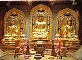 Amitabha Buddha (mitten) och hans ledsagande bodhisattvor Mahasthamaprapta (vänster) och Avalokiteshvara (höger)