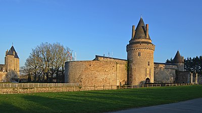 Tour du Sud-Ouest, Tour du Pont-Levis et Tour des prisons formant la porte d'accès au Château de Blain, en soirée d'hiver- Blain, Loire-Atlantique
