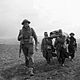 Німецькі військовополонені несуть пораненого британського солдата. Туніс. 8 квітня 1943.