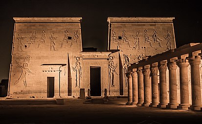 معبد ایسیس در فیله که به خوبی حفظ شده است؛ نمونه‌ای از معماری و مجسمه سازی مصر باستان