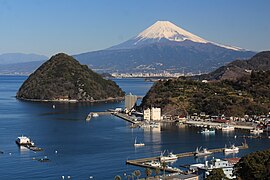 発端丈山から望む 淡島と富士山