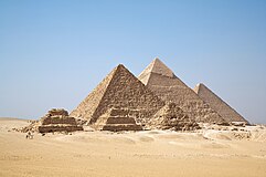 Gammelstads kyrkstad och Egyptens pyramider är båda världsarv.