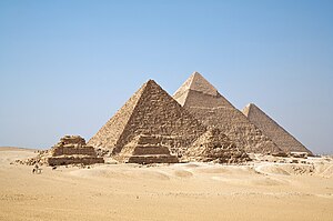ギザの三大ピラミッド。左手前から、メンカウラー、カフラー、クフ。 作者：Ricardo Liberato