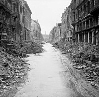 Jalanan pusat kota Berlin yang hancur pasca-Pertempuran Berlin, diambil tanggal 3 Juli 1945.
