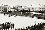 Finska inbördeskriget mellan "de vita" och "de röda" avslutas den 15 maj 1918: Bilden visar "vita" skyddstrupper på militärparad i Vasa.
