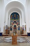 Kyrkans interiör mot ikonostasen.