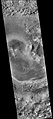 火星勘测轨道飞行器背景相机拍摄的居里陨击坑。