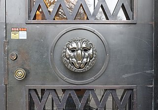 Lejon-maskaron på porten.