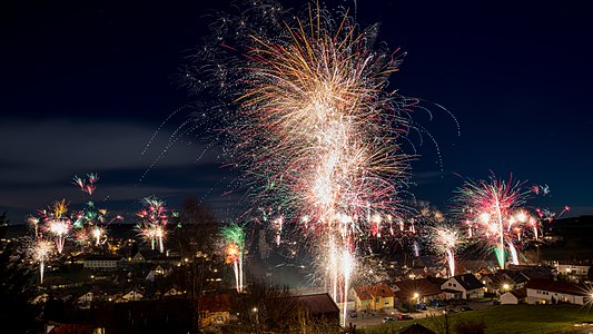 Ватромет приликом прославе новогодишње ноћи у малом швапском селу Еберхардцелу у близини града Биберах ан дер Рису