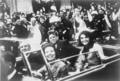 John Kennedy med hans kone, Jacqueline. Kort før han blev skudt