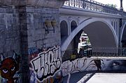 En bro utsatt för graffiti i staden Lausanne i sydvästra Schweiz.