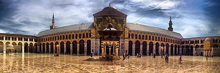 صورة پانوراميَّة لِصحن الجامع الأموي في دمشق