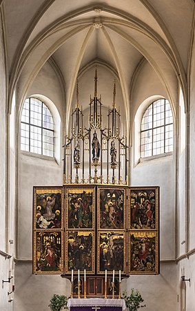 这是位于奥地利下奥地利州尧尔灵山麓玛丽亚拉赫的一座教堂之内景，该教堂系朝圣教堂兼堂区教堂。图中央是该教堂的有翼祭坛，摄于礼拜日，祭坛内翼合拢。祭坛上的画作展示了耶稣基督的受难和复活。创作于1480年，作者不详。