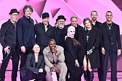 Gruppbild på alla deltagare i andra deltävlningen av Melodifestivalen 2024.