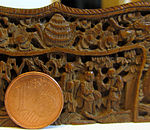 Miniatura xina en fusta de sàndal; les figures més grans fan un centímetre