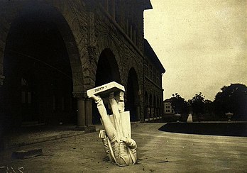 Tremblement de terre de 1906 à San Francisco : la statue de Louis Agassiz à l’Université de Stanford en 1906, après le tremblement de terre de San Francisco en Californie, États-Unis. (définition réelle 1 017 × 714*)