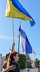 Ukrainas statsflagga och den ryska protestflaggan