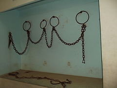 Chaînes au musée de l'esclavage.