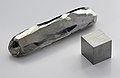 8. 99,999% tisztaságú kadmiumkristály és mellette összehasonlításként egy 1 cm élhosszú kocka. (javítás)/(csere)