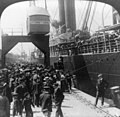 Svenska utvandrare går ombord ett fartyg i Göteborg 1905.
