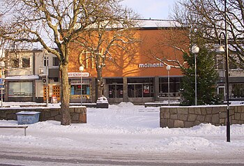 Vid Gubbängstorget öppnade 1953 biografen "City", som var en av 1950-talet biografsatsningar i Stockholms nya förorter. Liksom för hela centrumbebyggelsen var även "Citys" arkitekt Curt Strehlenert på HSB:s arkitektkontor. I juni 1973 lades biografverksamheten ner. Till vänster: Knuttegäng utanför "City" 1958. Man ger "Evas tre ansikten". Till höger: Samma plats i november 2010. Fasaden är numera gul avfärgad, men texten "City" står kvar om än i en annan färg. Moment:teater finns numera i lokalen.