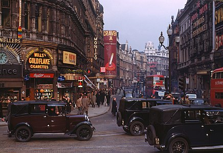Piccadilly Circus, Shaftesbury Avenue girişi (East End, Londra, 1949). (Üreten:Chalmers Butterfield)