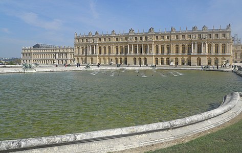 Fațada cu spatele la grădina, cu apartamentele regale și Galeria Oglinzilor între ele