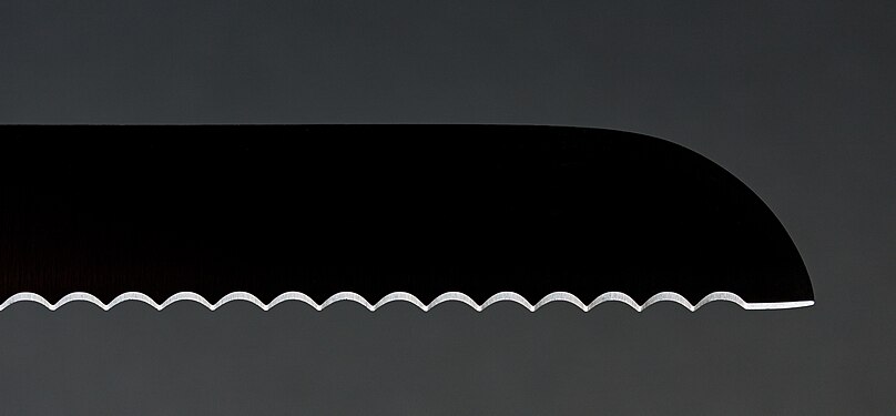Bread knife with serrated blade