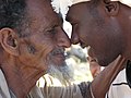 सोमोत्रा ​​के यमनी द्वीप के निवासी एक-दूसरे को हाथ मिलाने या गले लगाने के बजाय इस प्रकार एक-दूसरे को बधाई देते हैं।