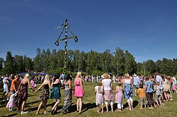 עמוד "אמצע הקיץ" נחגג בשוודיה